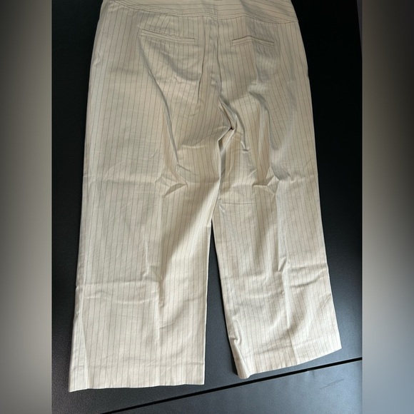 Ann Taylor Women's 4‎ Pinstripe Khaki Cropped Pants Lightweight Preppy FLAW - Picture 2 of 12